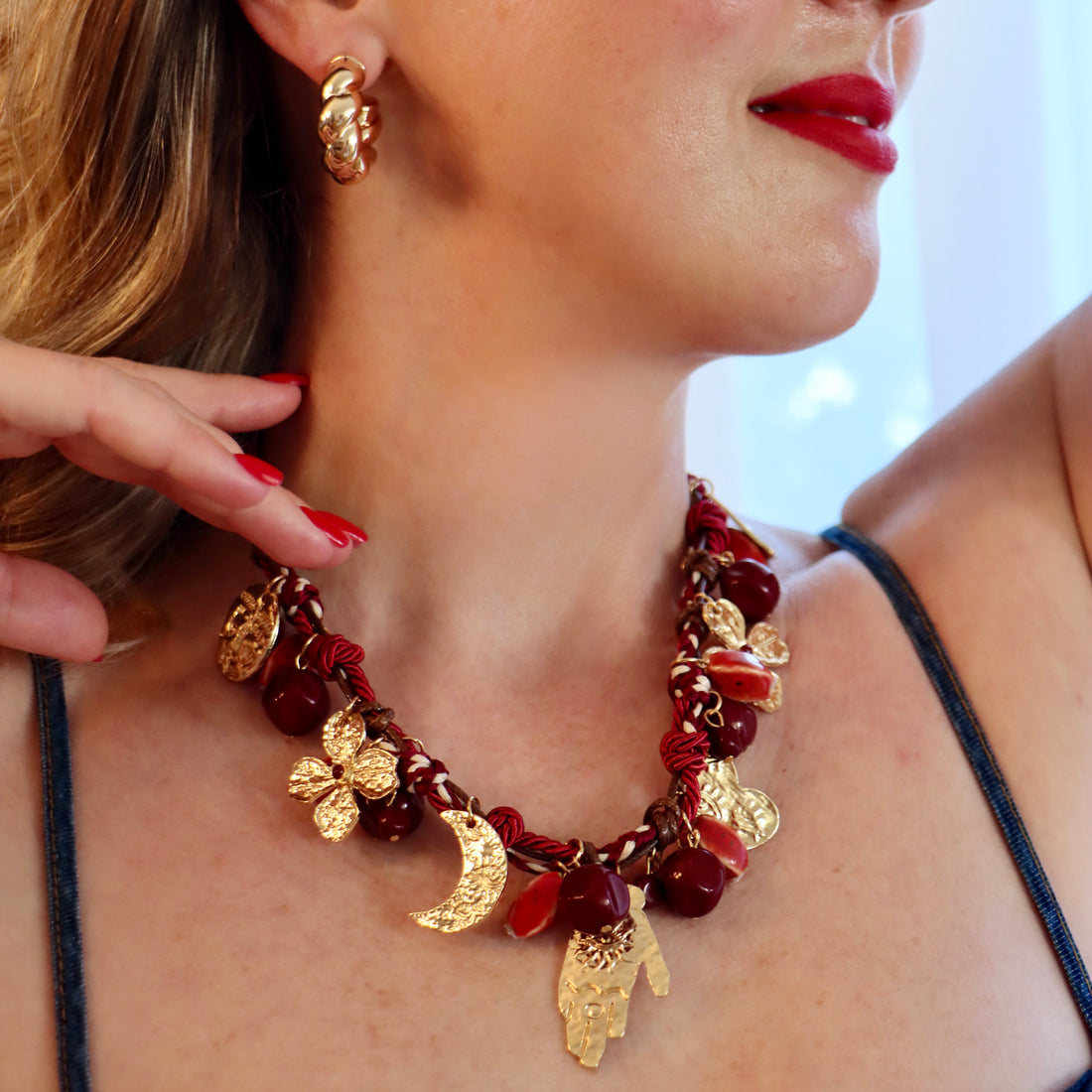 Boho Spirit Schmuckset - Rote Kordellkette und Gold Charms