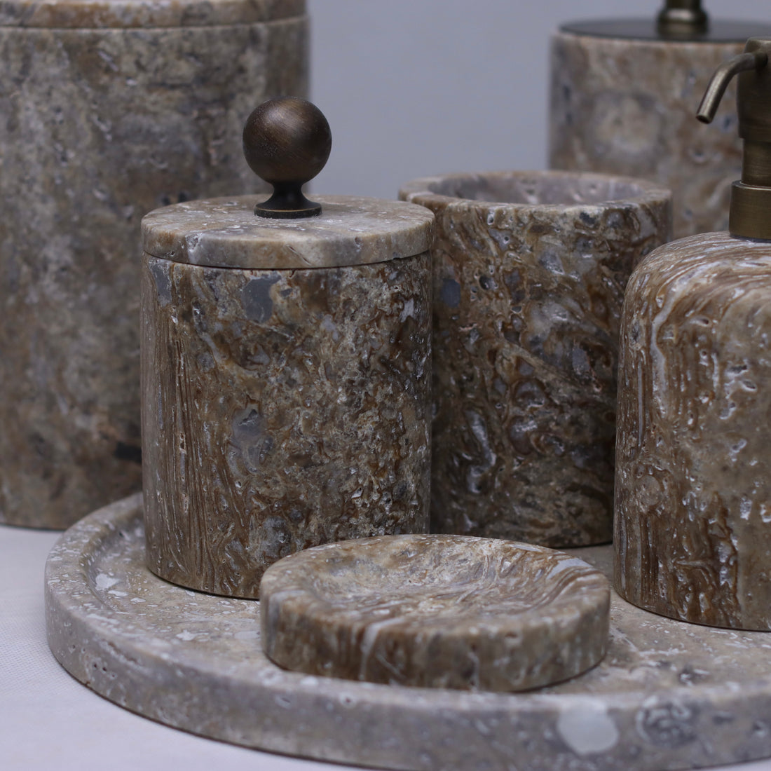 Travertin Luxe – 7-teiliges Badset aus Naturstein & Metall