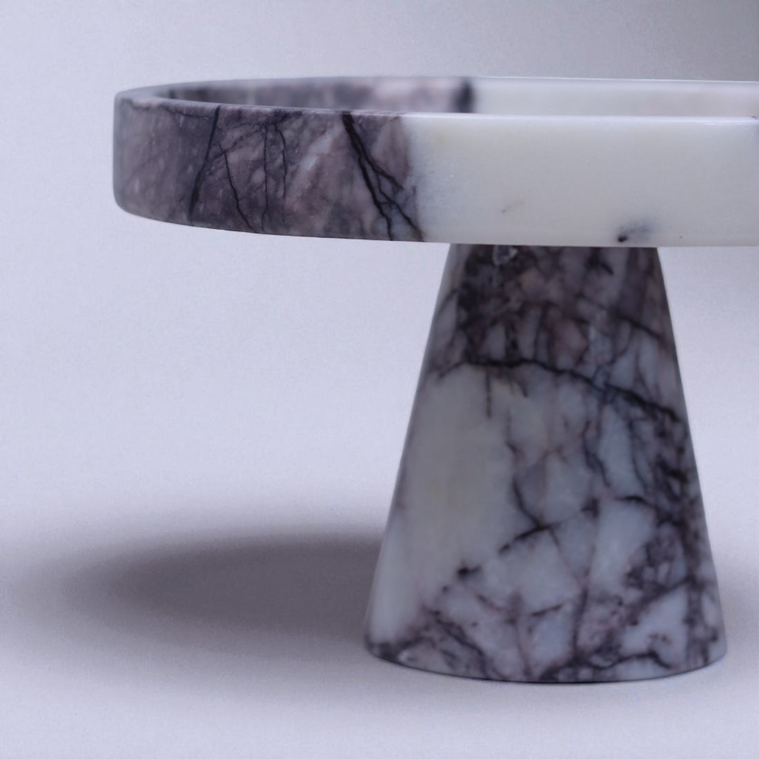 Violett Elegance – Tortenständer aus massivem Marmor