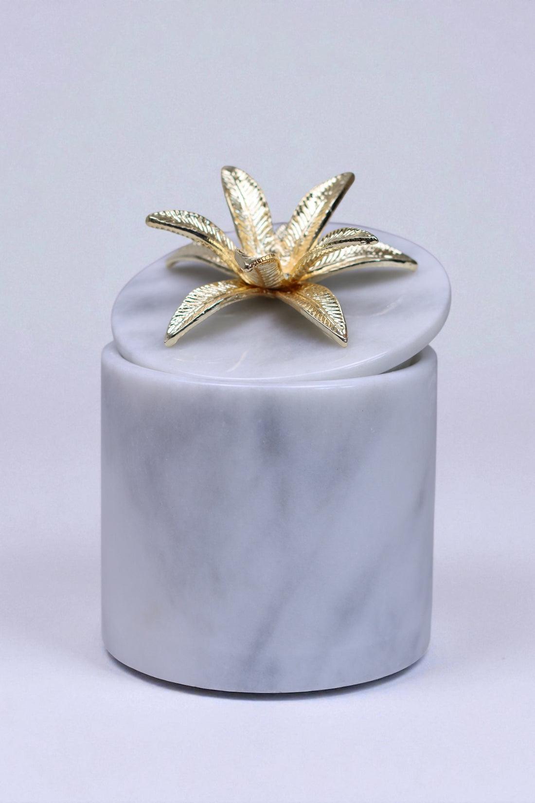 Luxuriöse Marmordose Flora – Weisser Marmor mit Golddeckel