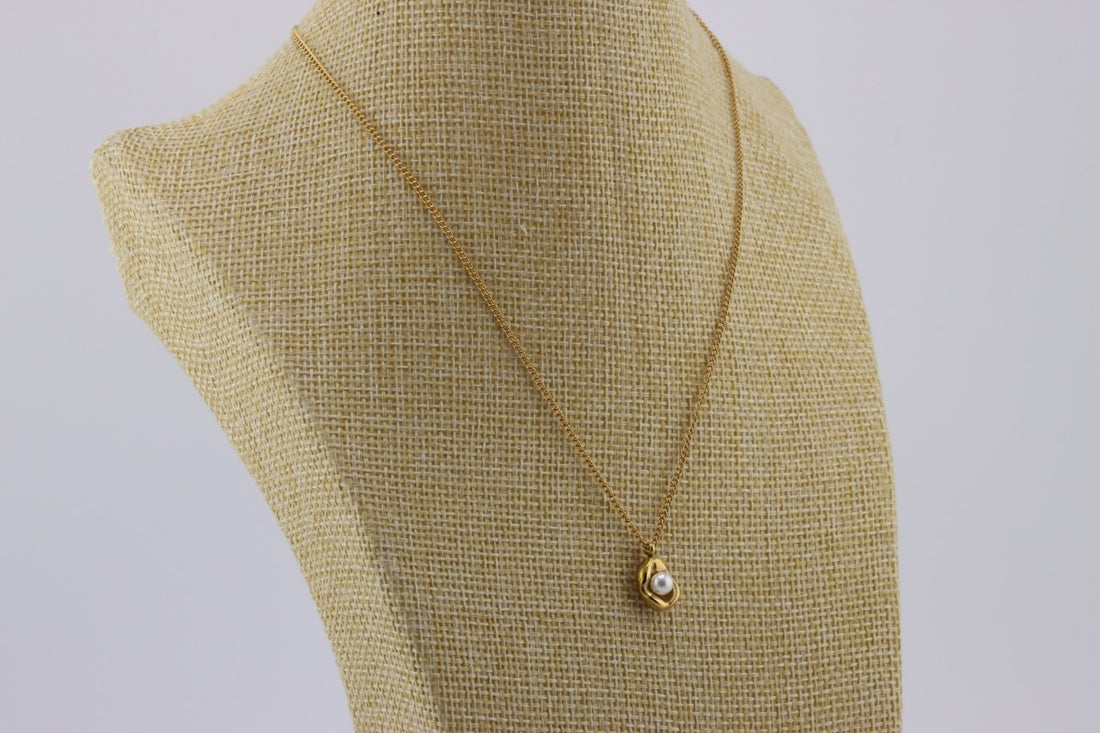 Golden Pearly Necklace