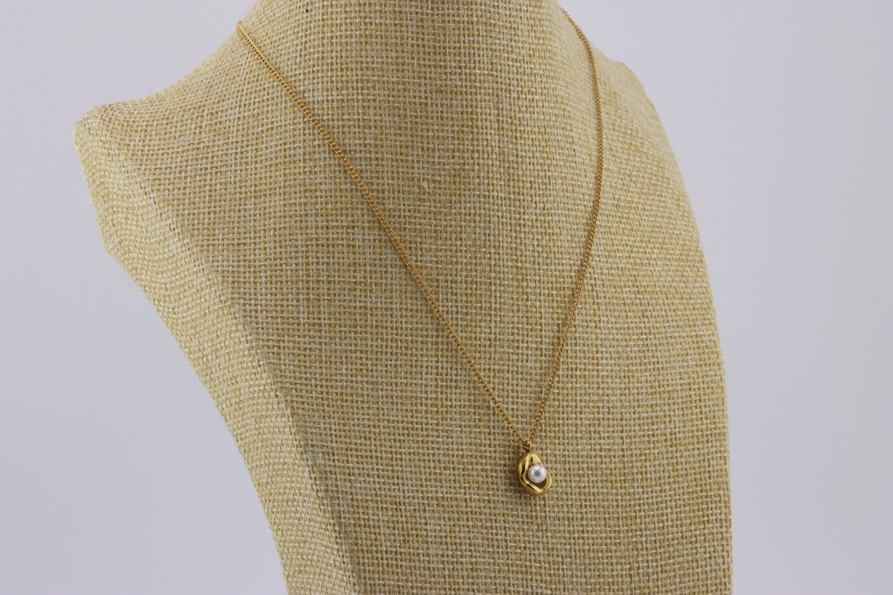 Golden Pearly Necklace
