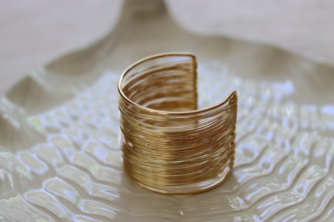 Golden Lines - Statement Armreif in Drahtoptik