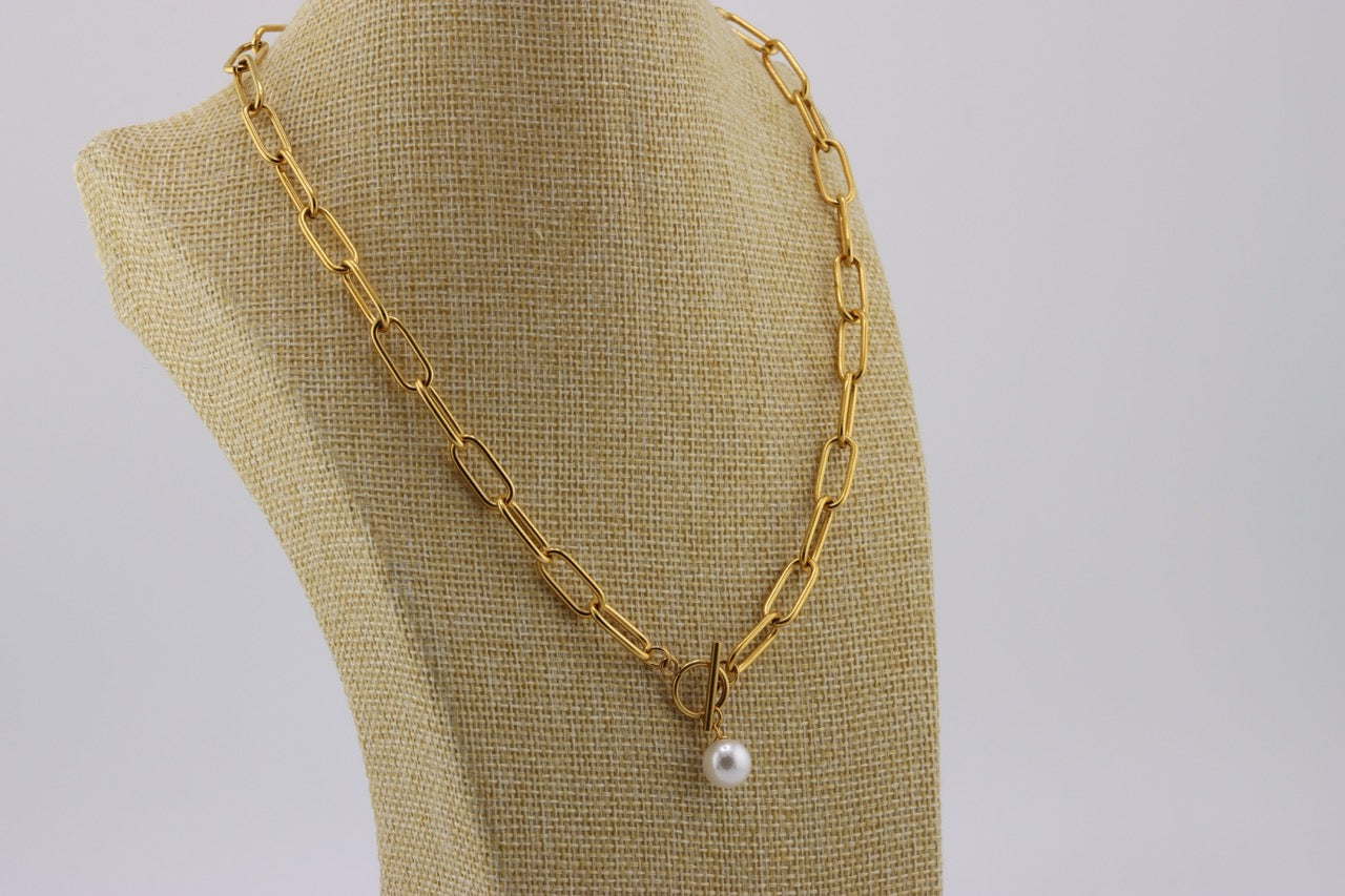 Golden Elegance: Pearl Link Necklace