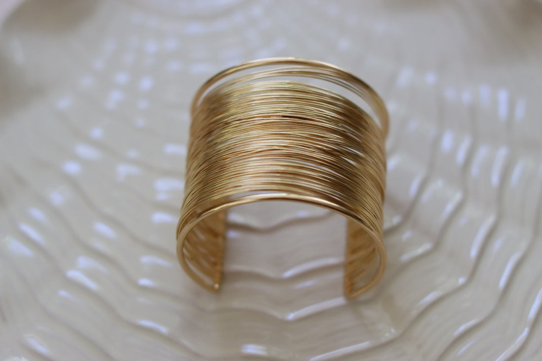 Golden Lines - Statement Armreif in Drahtoptik
