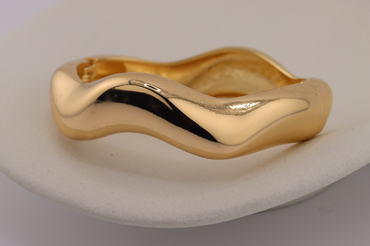 Premium Gold Bracelet – Glossy Surface