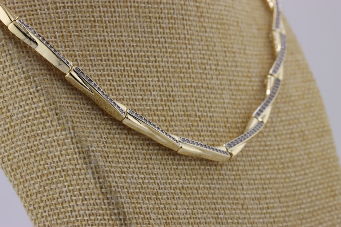 Lustrous Loop: Minimalist Gold Necklace