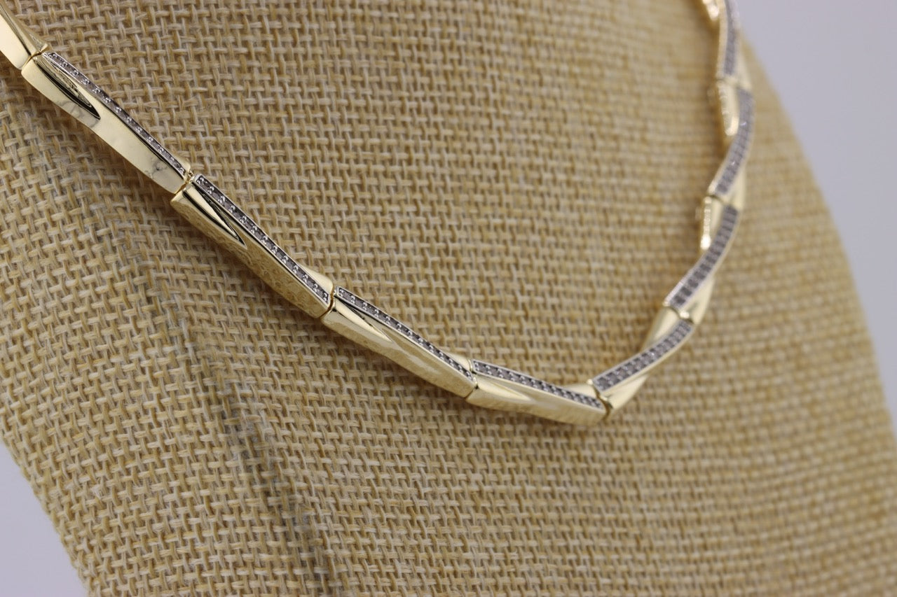Lustrous Loop: Minimalist Gold Necklace