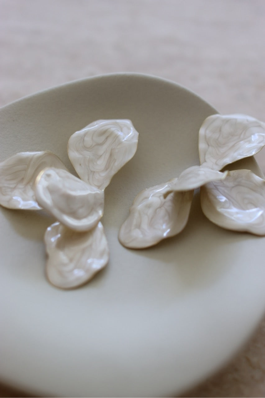 Ivory Bloom - Blüten Ohrringe in Perlmutt Optik