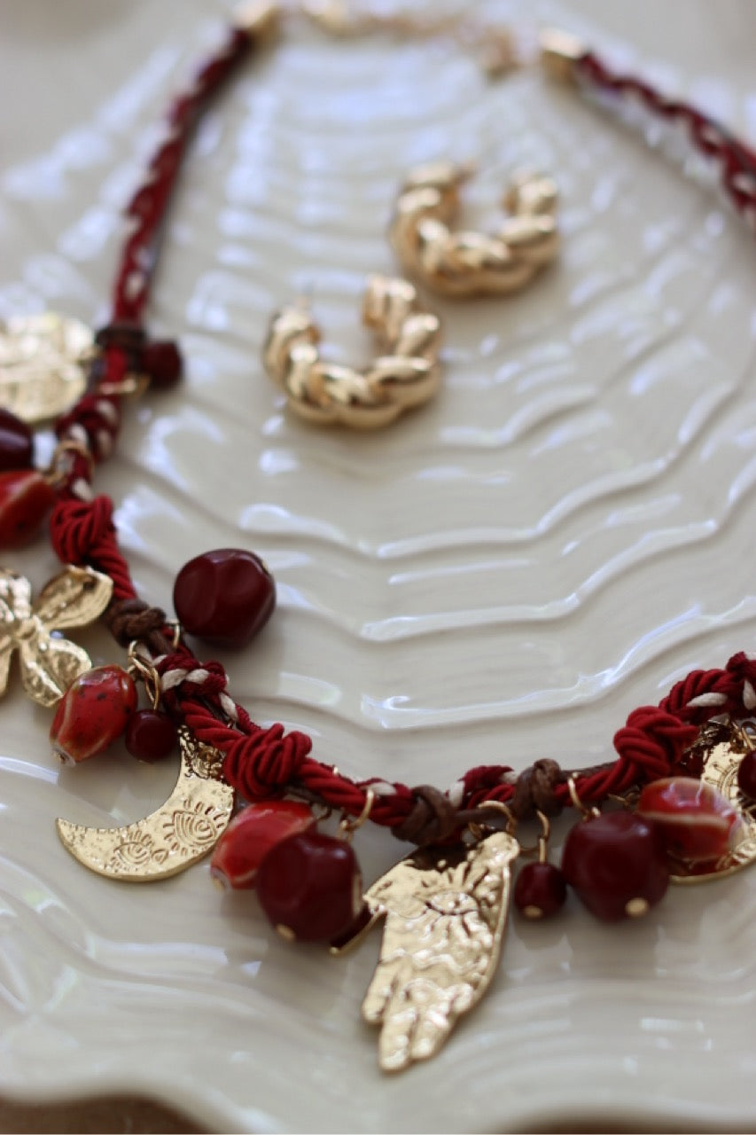 Boho Spirit Schmuckset - Rote Kordellkette und Gold Charms