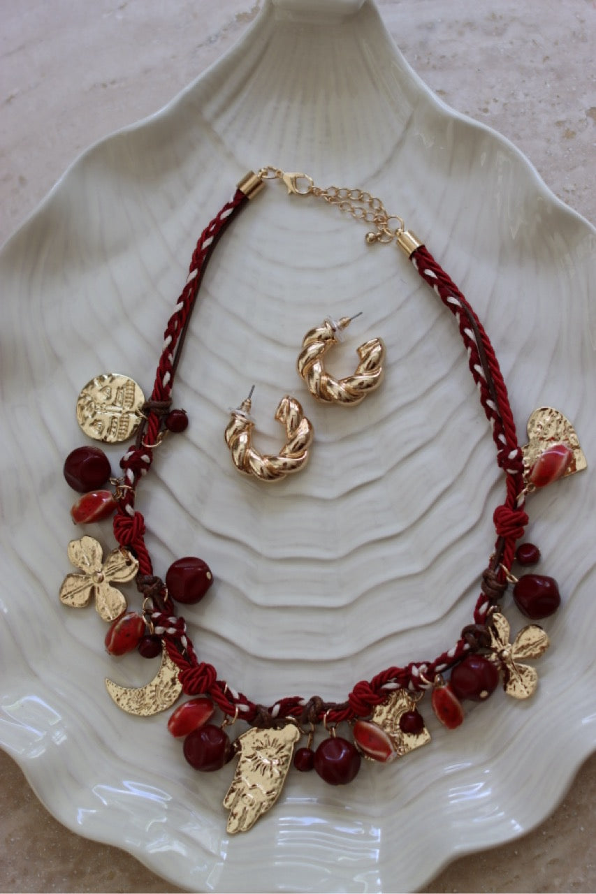 Boho Spirit Schmuckset - Rote Kordellkette und Gold Charms