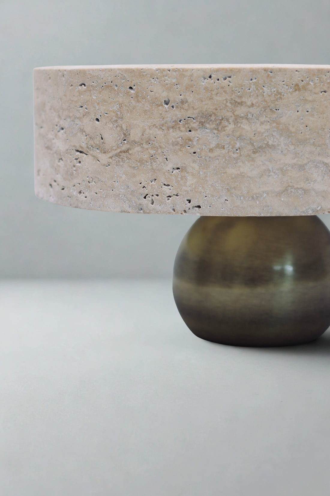 Aurum Terra - Schale aus Travertin und grünem Edelmetall