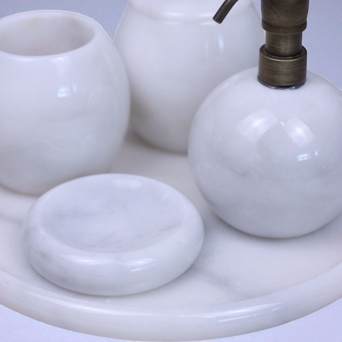 Aurora – 5-teiliges Badset aus weissem Marmor