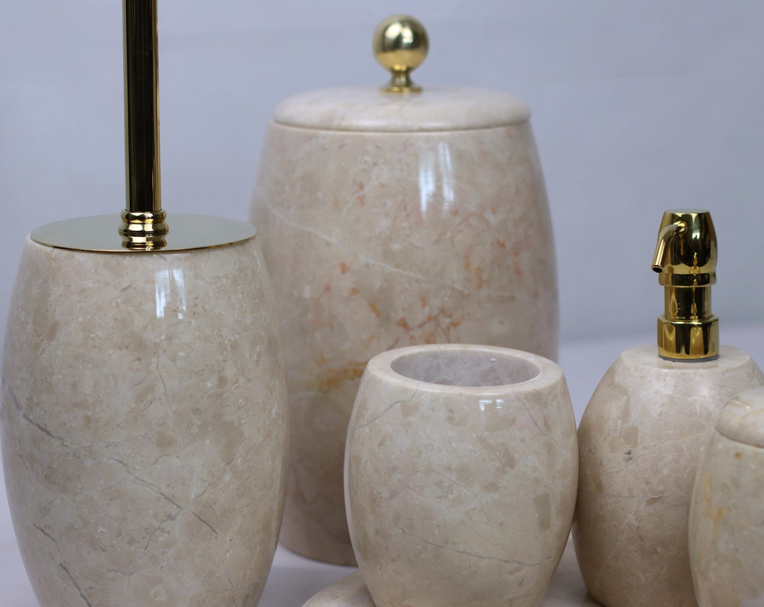 Eleganza – 7-teiliges Badset aus beigem Marmor mit Goldakzenten