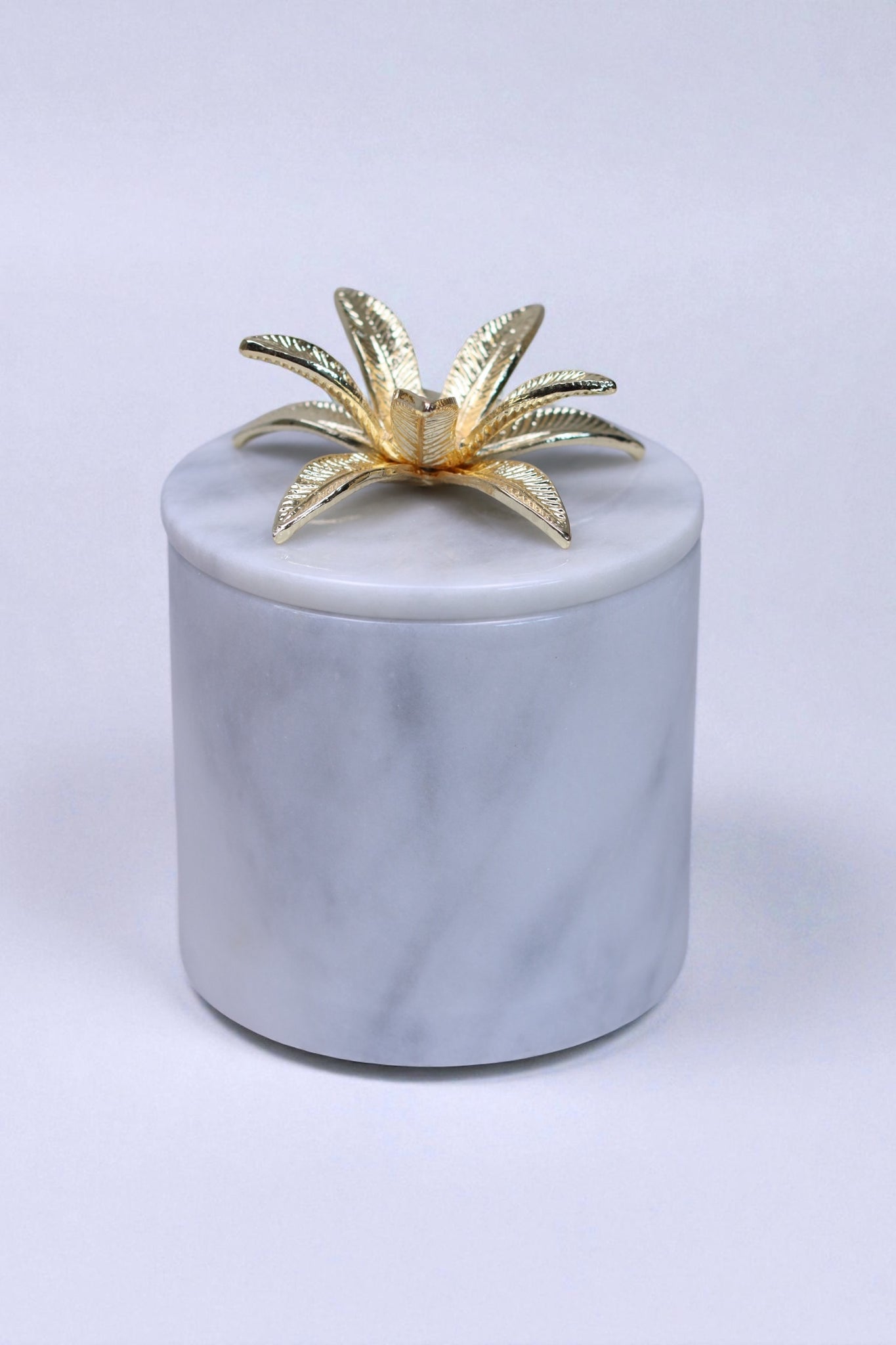 Luxuriöse Marmordose Flora – Weisser Marmor mit Golddeckel