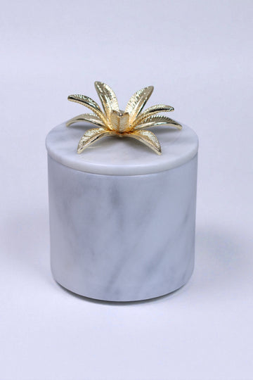 Luxuriöse Marmordose Flora – Weisser Marmor mit Golddeckel