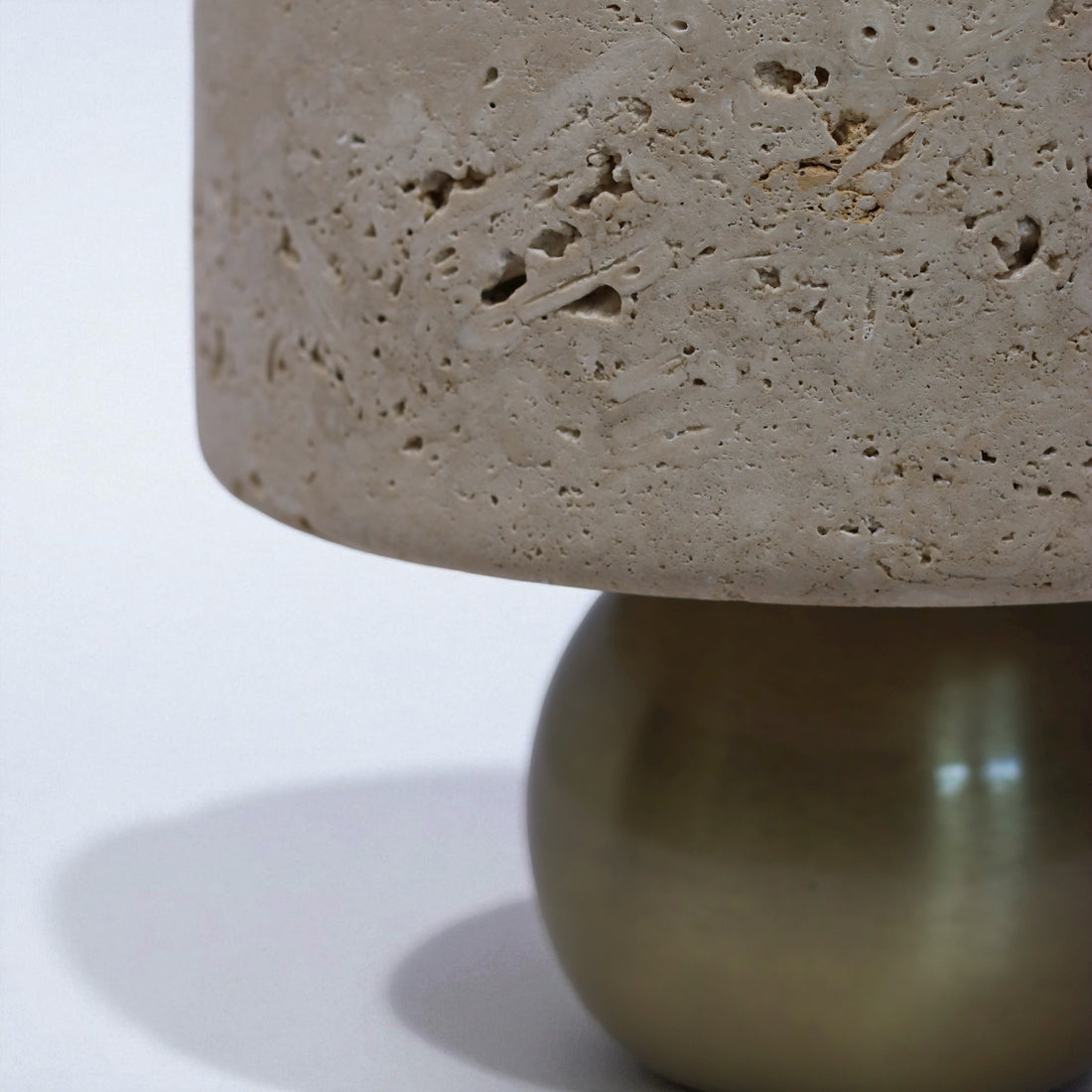 Aurum Terra - Schale aus Travertin und grünem Edelmetall