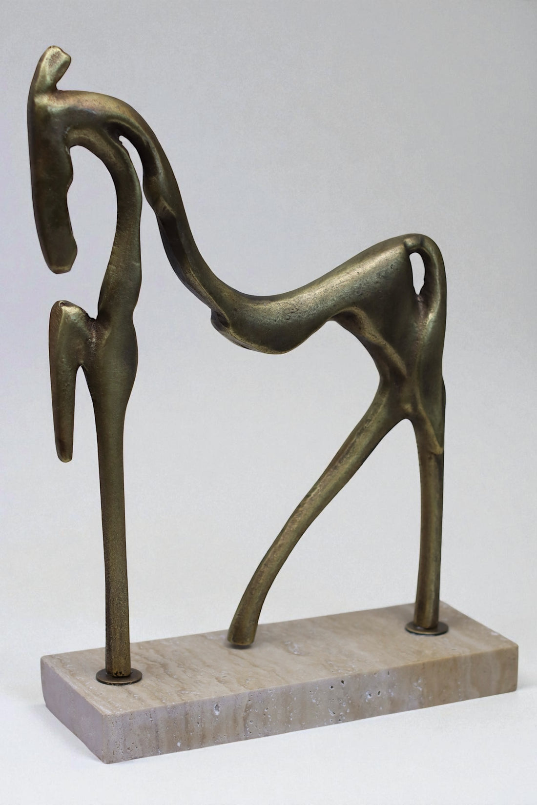 Linea Cavallo – Abstrakte Pferdeskulptur aus Bronze & Travertin